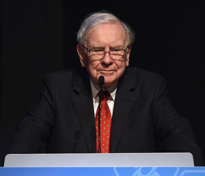 Warren Buffett konuşma yapıyor