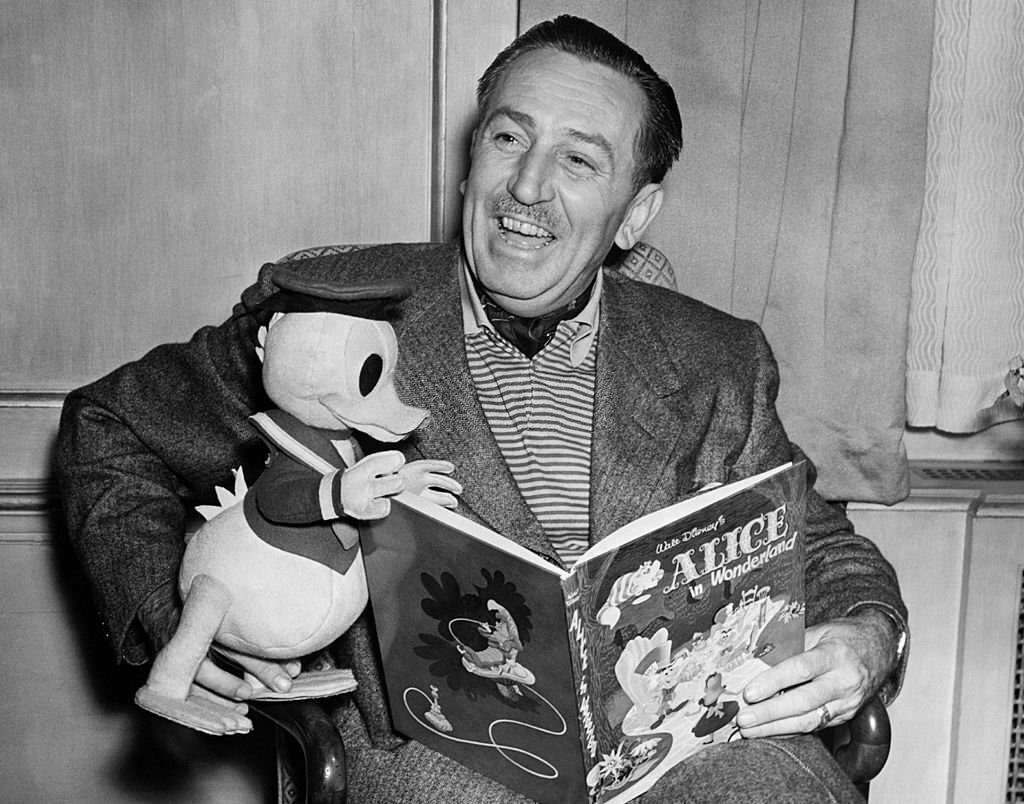 Walt Disney Alice Harikalar Diyarında okuyor